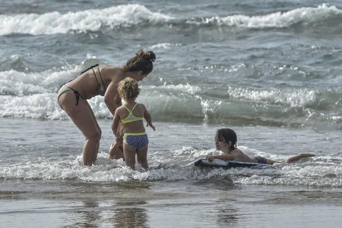 LAS PALMAS DE GRAN CANARIA A 21/06/2017. La Agencia Estatal de Meteorología (Aemet) ha decretado el aviso amarillo por altas temperaturas para este jueves, 22 de junio en Gran Canaria. Playa de Las Canteras. FOTO: J.PÉREZ CURBELO