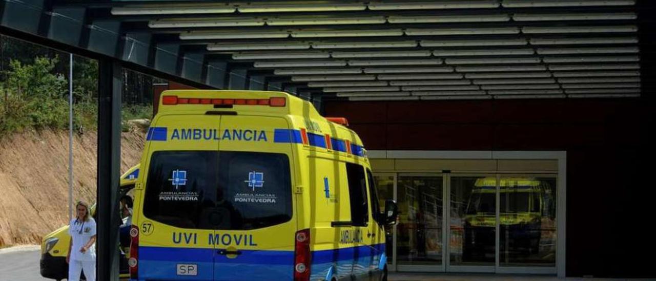 Una UVI móvil a las puertas del servicio de urgencias del Hospital Comarcal do Salnés. // Iñaki Abella