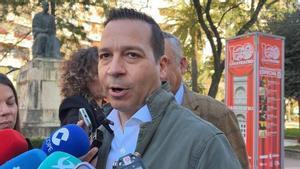 El líder de Vox en Extremadura, Óscar Fernández Calle, comparece ante los medios este viernes en Cáceres.