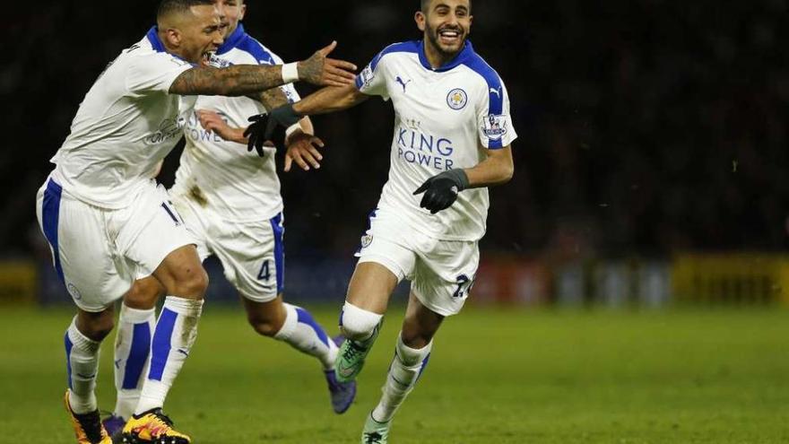 Mahrez corre para festejar el gol de la victoria del Leicester. // Efe