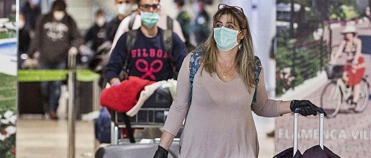 Viajeros con mascarilla en el aeropuerto de Alicante, en una imagen reciente.