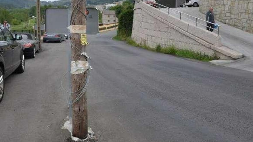 Uno de los postes en la carretera provincial de Dorrón. // G. Santos