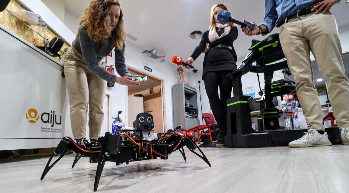 El robot araña que podrá ser utilizado en las aulas.