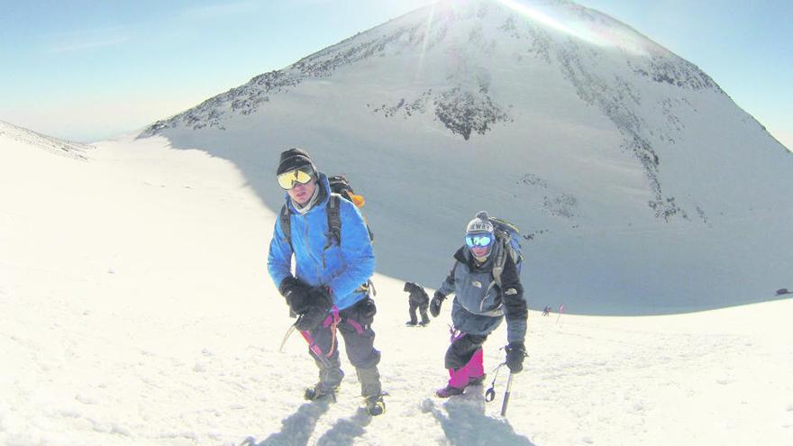 Tapi Carreras i Quim Carreras a punt d&#039;aribar al cim de l&#039;Elbrus · Jordi Calmet