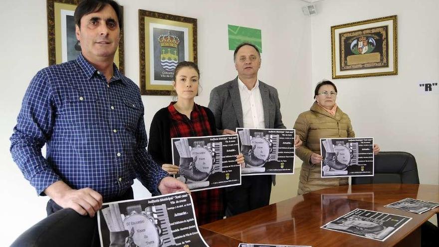 El alcalde de Vila de Cruces, Jesús Otero, y la edil de Cultura, Laura Rey, posan con miembros de la coral que organiza el certamen. // Bernabé/J. Lalín