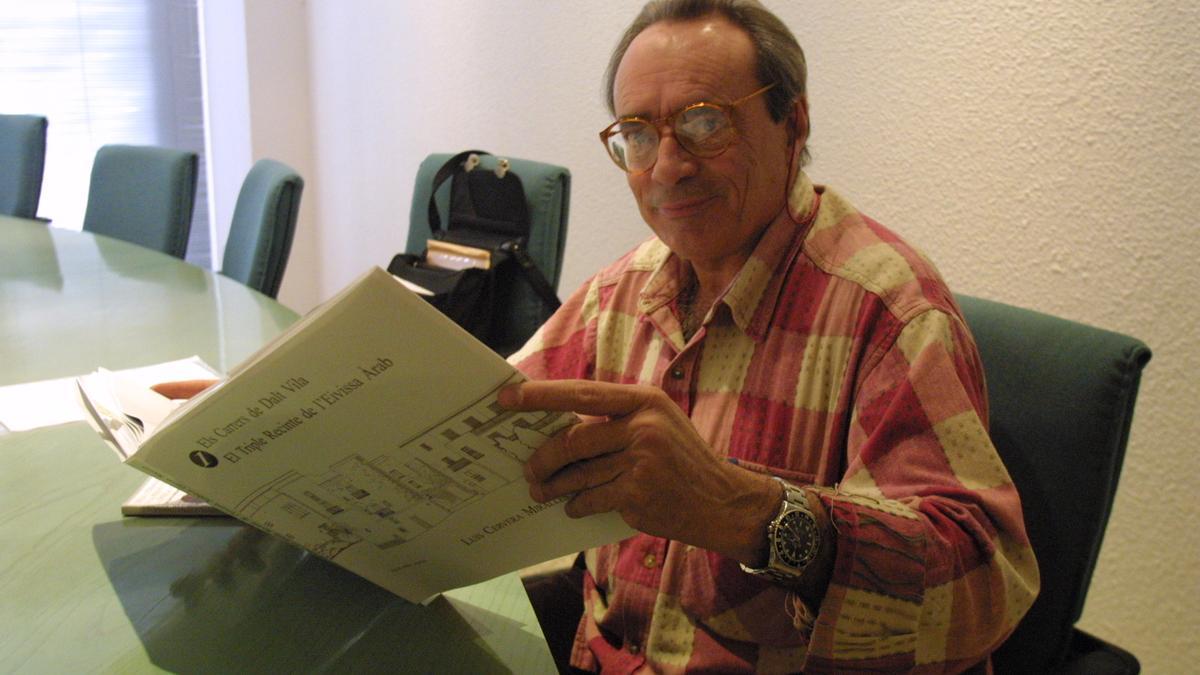 Luis Cervera Miralles en una imagen de archivo con uno de los libros de la serie 'Els Carrers'.