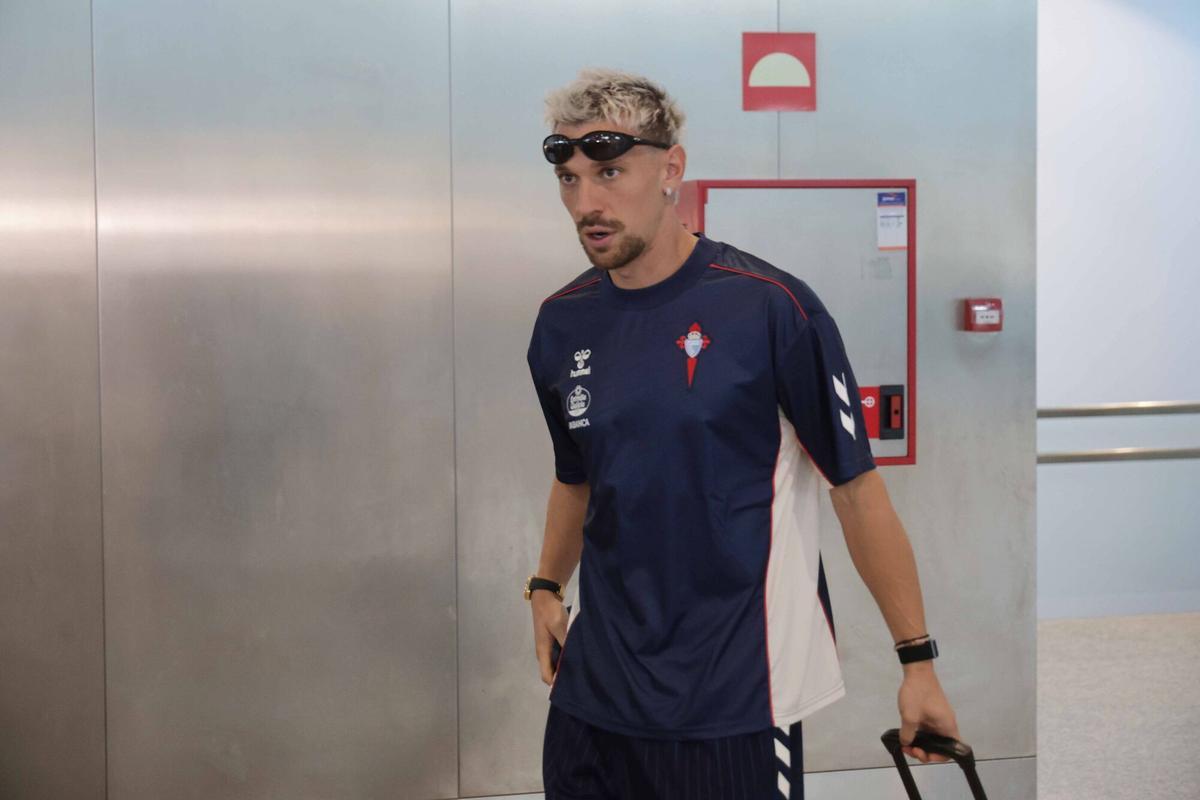 La expedición del Celta ha partido este miércoles desde el aeropuerto de Vigo para cerrar su preparación con dos amistosos contra el Sassuolo y en Nápoles La expedición del Celta ha partido este miércoles desde el aeropuerto de Vigo para cerrar su preparación con dos amistosos contra el Sassuolo y en Nápoles