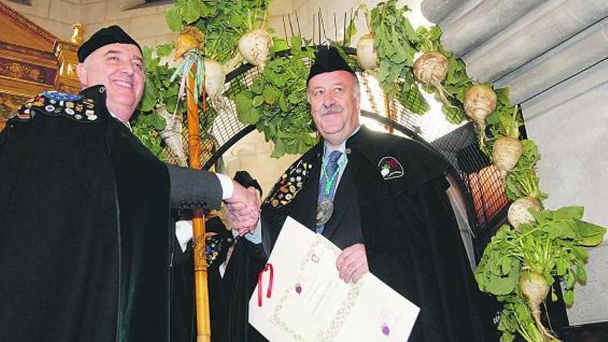 Vicente del Bosque recibe de José Sariego, presidente de la cofradía, el diploma de los Amigos de los Nabos.