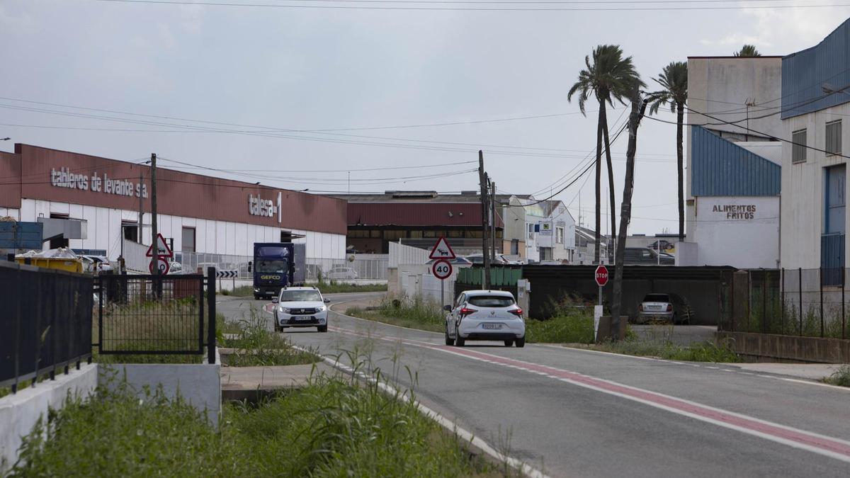 Varios vehículos circulan por el polígono de la Carretera de Albalat.