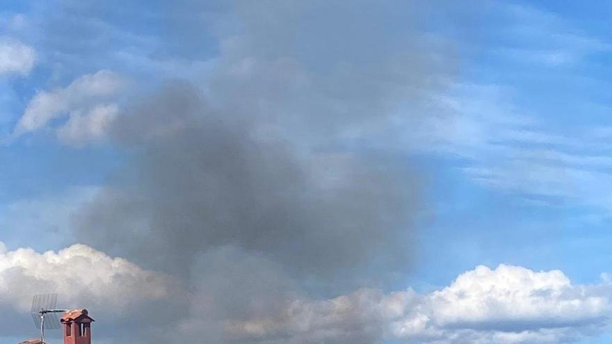 El humo de un incendio forestal en Acebo obliga a cortar la carretera CC-111