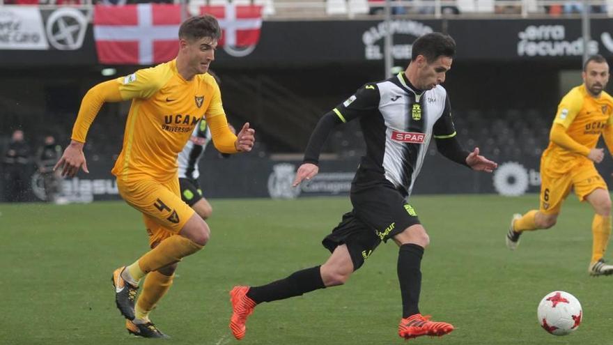 Javi Fernández durante el encuentro ante el FC Cartagena en el Cartagonova.