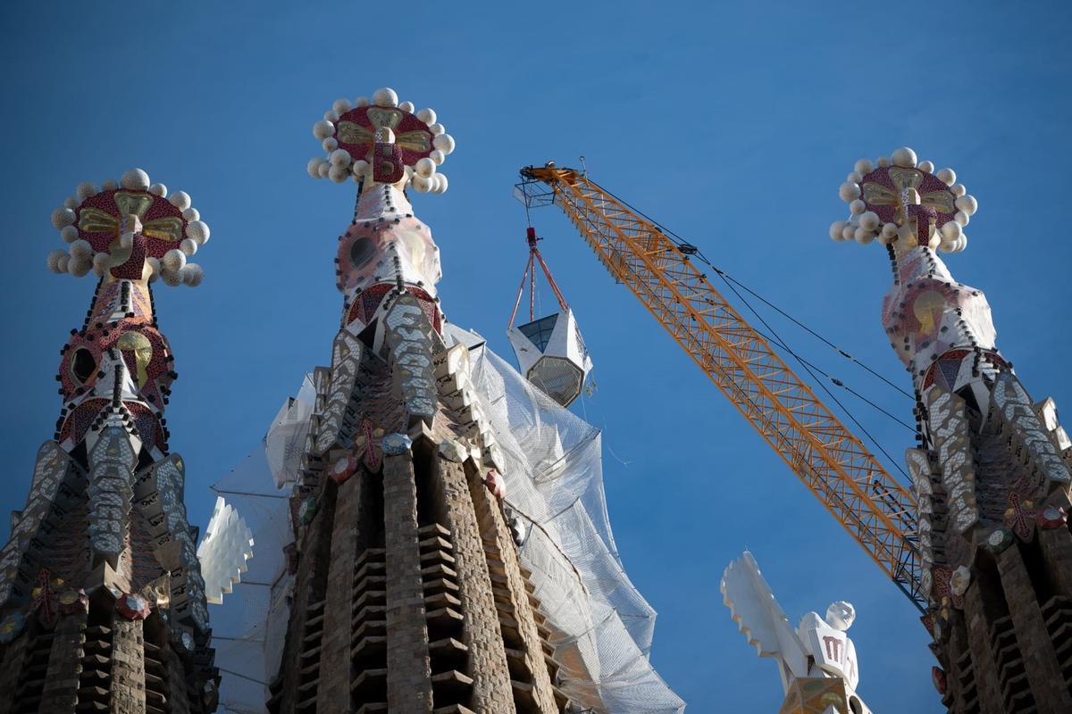 Imagen de la colocación del brazo superior de la torre de Jesucristo de la Sagrada Familia de Barcelona