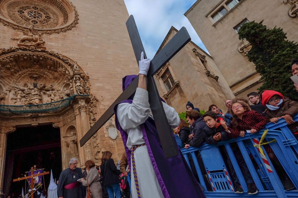 La procesión del Viernes Santo llena de solemnidad el centro de Palma