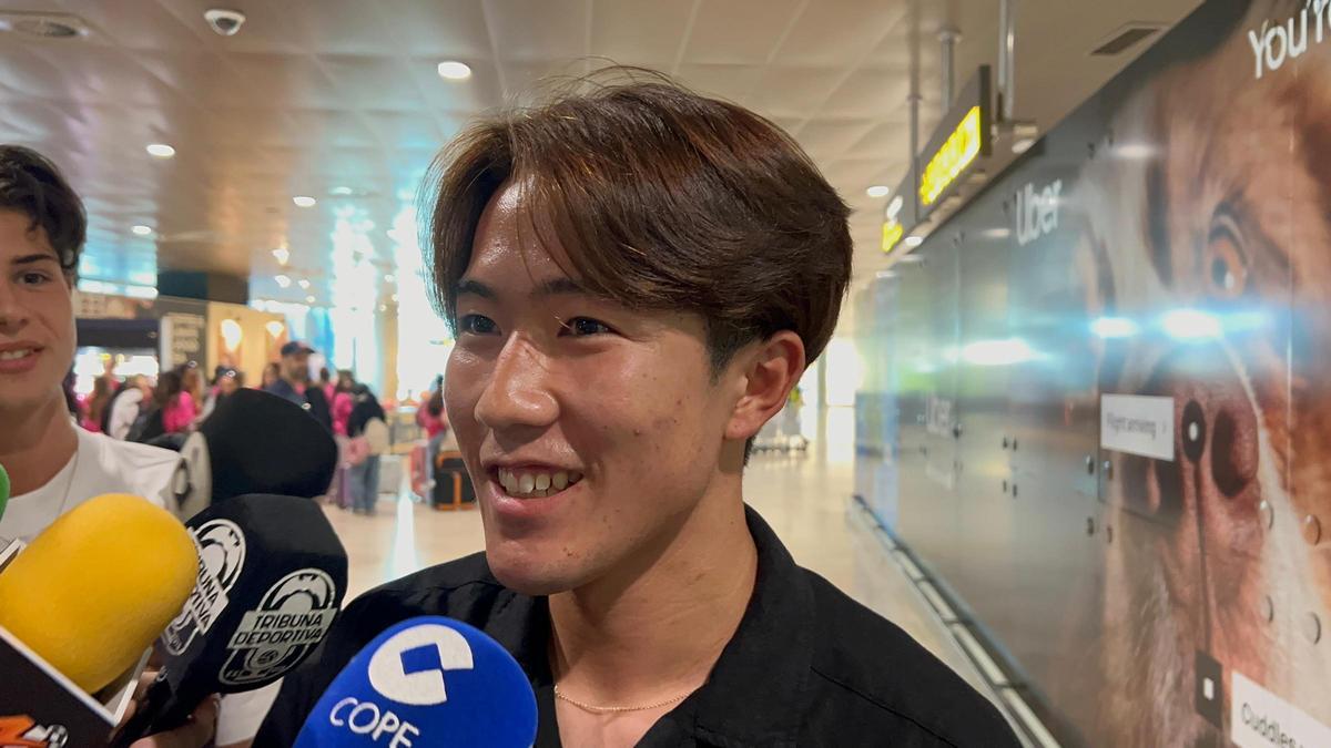 Ryunosuke Sato, a su llegada a Manises para firmar por el Valencia CF
