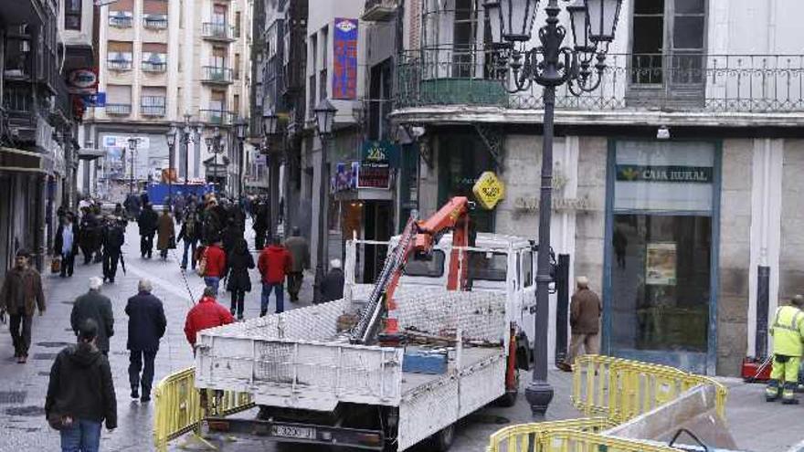 Ubicación de la farola ornamental, prácticamente a la entrada de la Plaza Mayor, en la confluencia de Renova y San Andrés