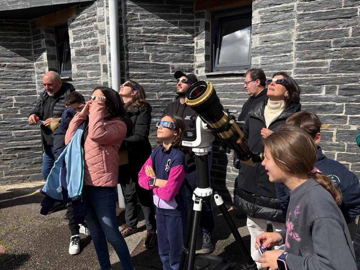 Observación del eclipse pacial solar del pasado 29 de marzo en Pola de Allande.