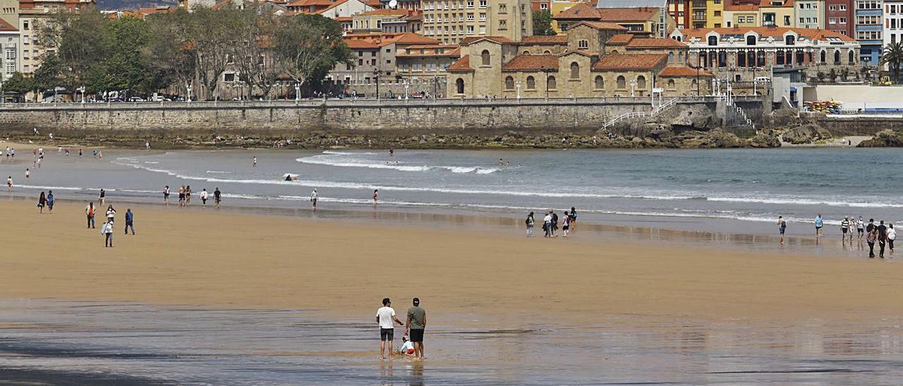 Una mancha de carbón en la playa a finales del pasado mes de mayo. | Marcos León