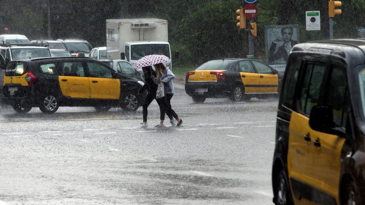 Balsas de agua en una calle de Barcelona, en una imagen de archivo.