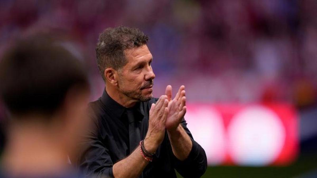 Simeone aplaude al Metropolitano en el Atlético de Madrid-Málaga CF.