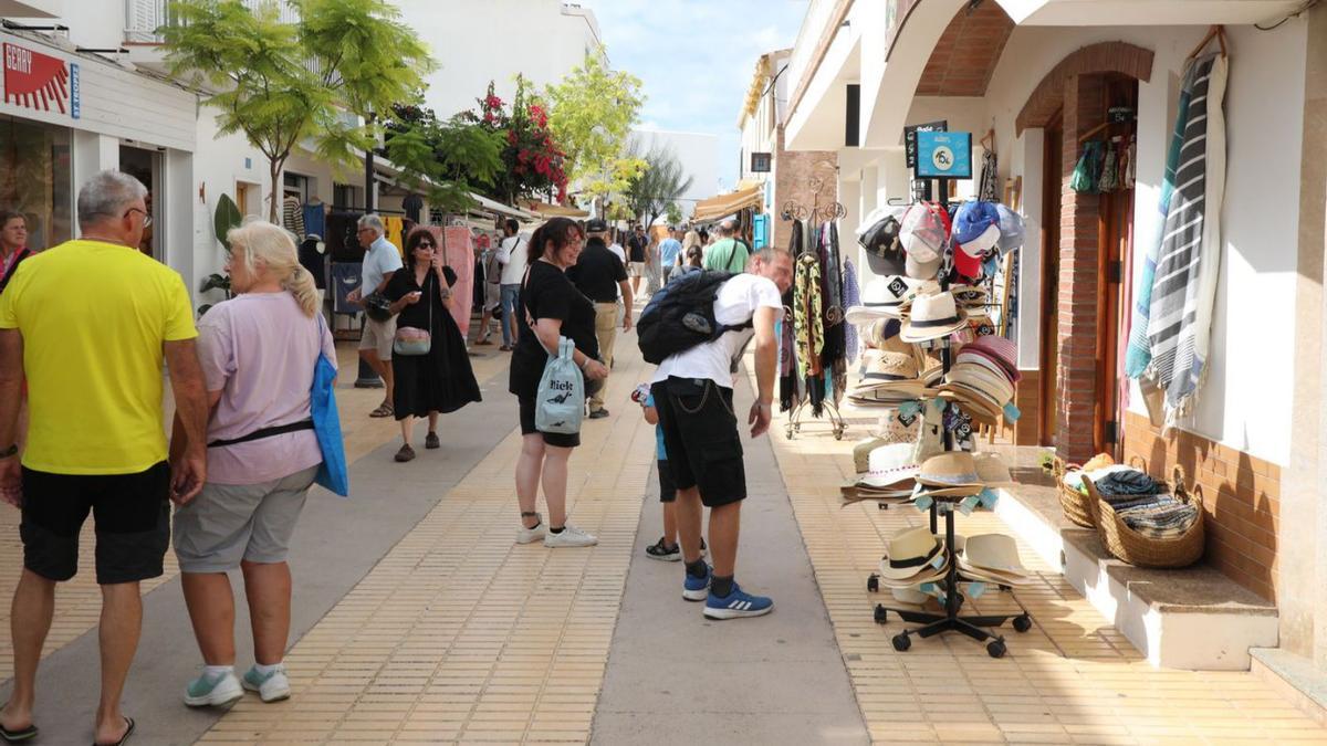 Turistas pasean por la calle  Jaume I, en Sant Francesc, el pasado mes de septiembre.