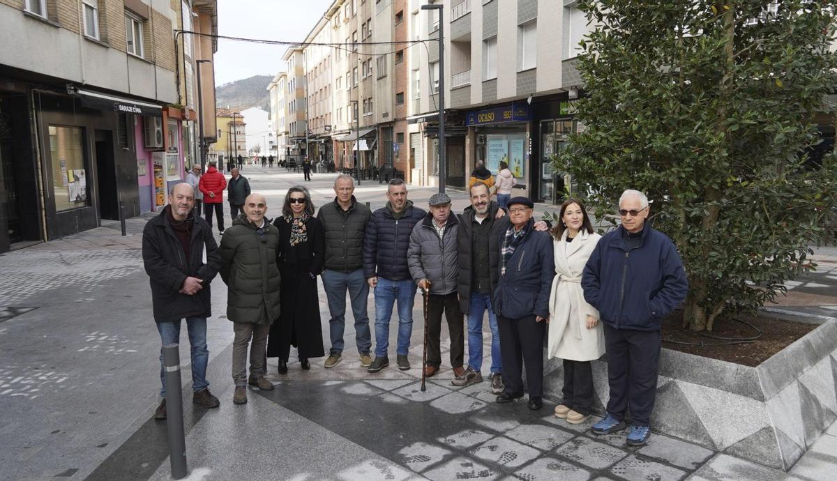 El alcalde, la concejala María Jose Fernández, técnicos municipales y vecinos, en la  calle Leopoldo Lugones, una obra finalizada en enero de 2026. | Cedida a LNE