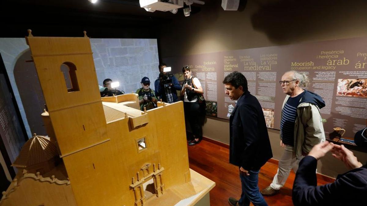 Mazón durante su recorrido por el nuevo museo.