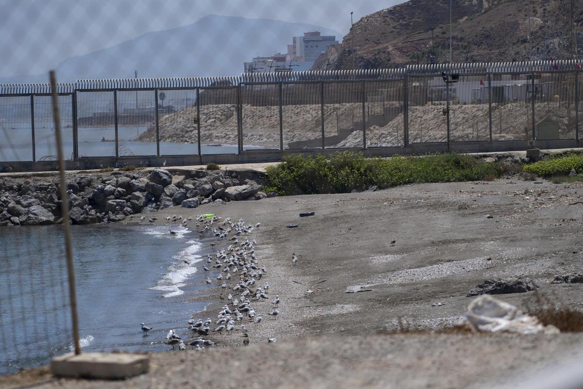 La playa del Tarajal, en una imagen de archivo del 4 de agosto de 2024, en Ceuta (España), cuando también se vivía una jornada de fuerte presión migratoria