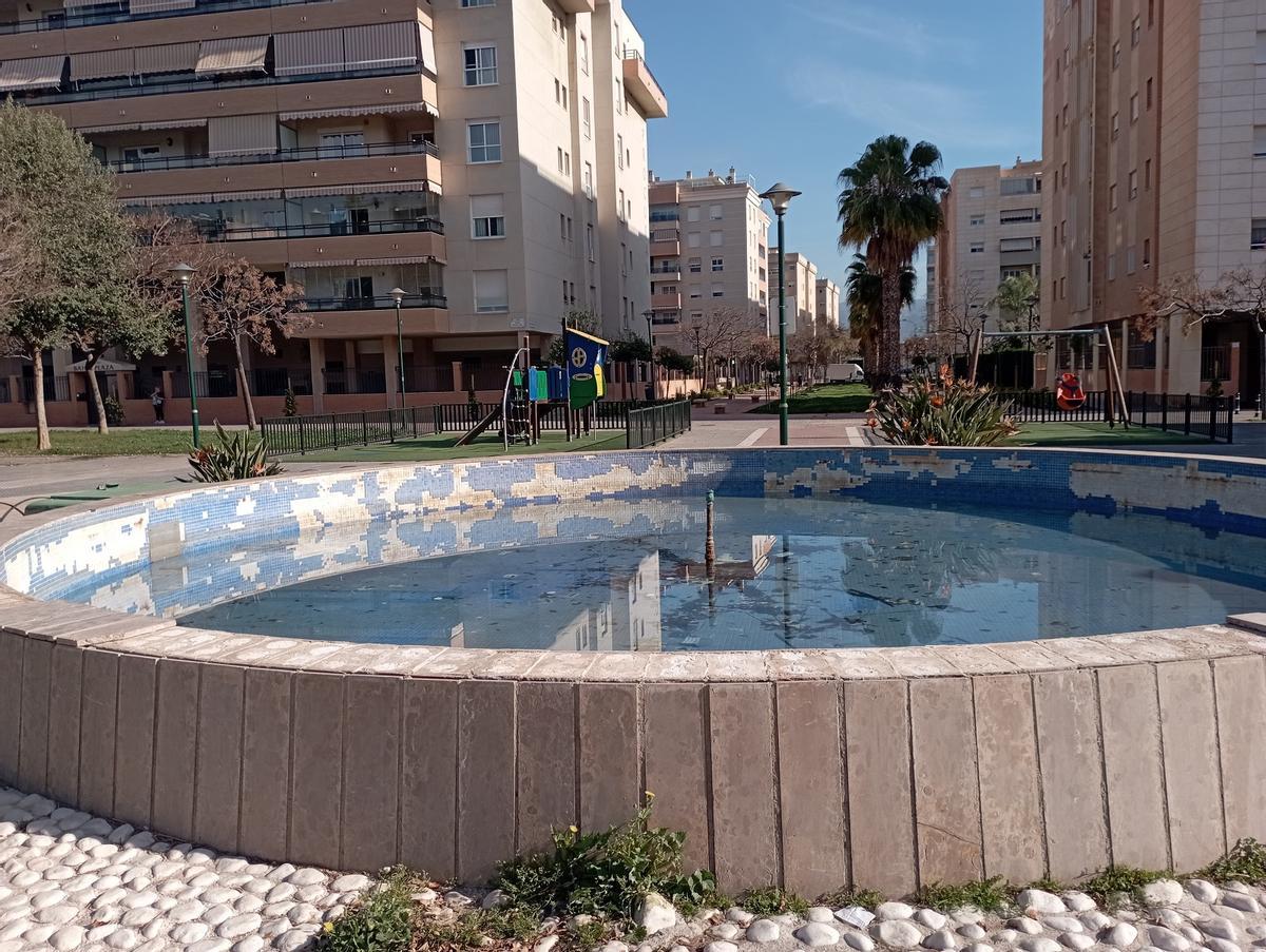 La fuente, también con las teselas a medio desaparecer.