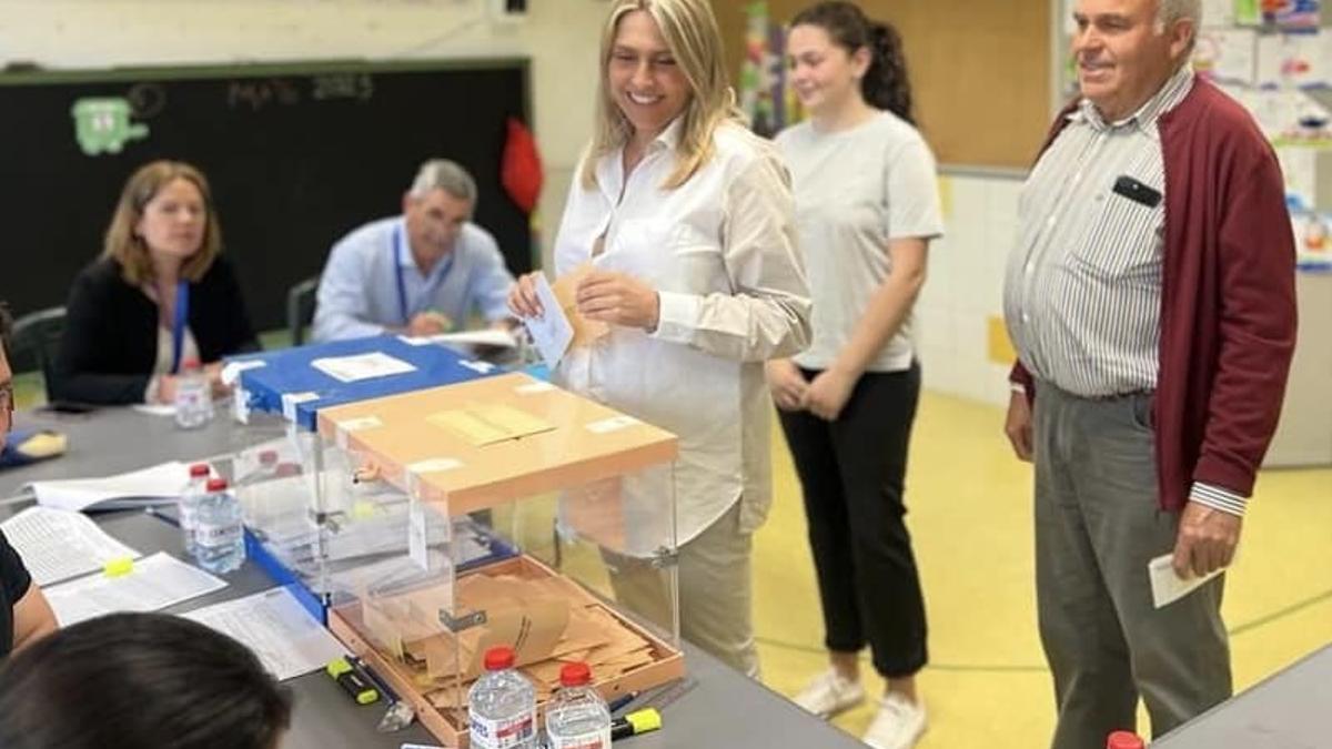 Barrachina, en el monento de votar en Vall d’Alba, repetirá como alcaldesa.