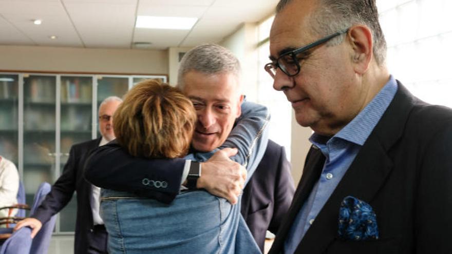 La consejera Máñez saluda al presidente de la CCE, Agustín Manrique de Lara, en presencia del homólogo de este en CEOE-Tenerife, José Carlos Francisco.