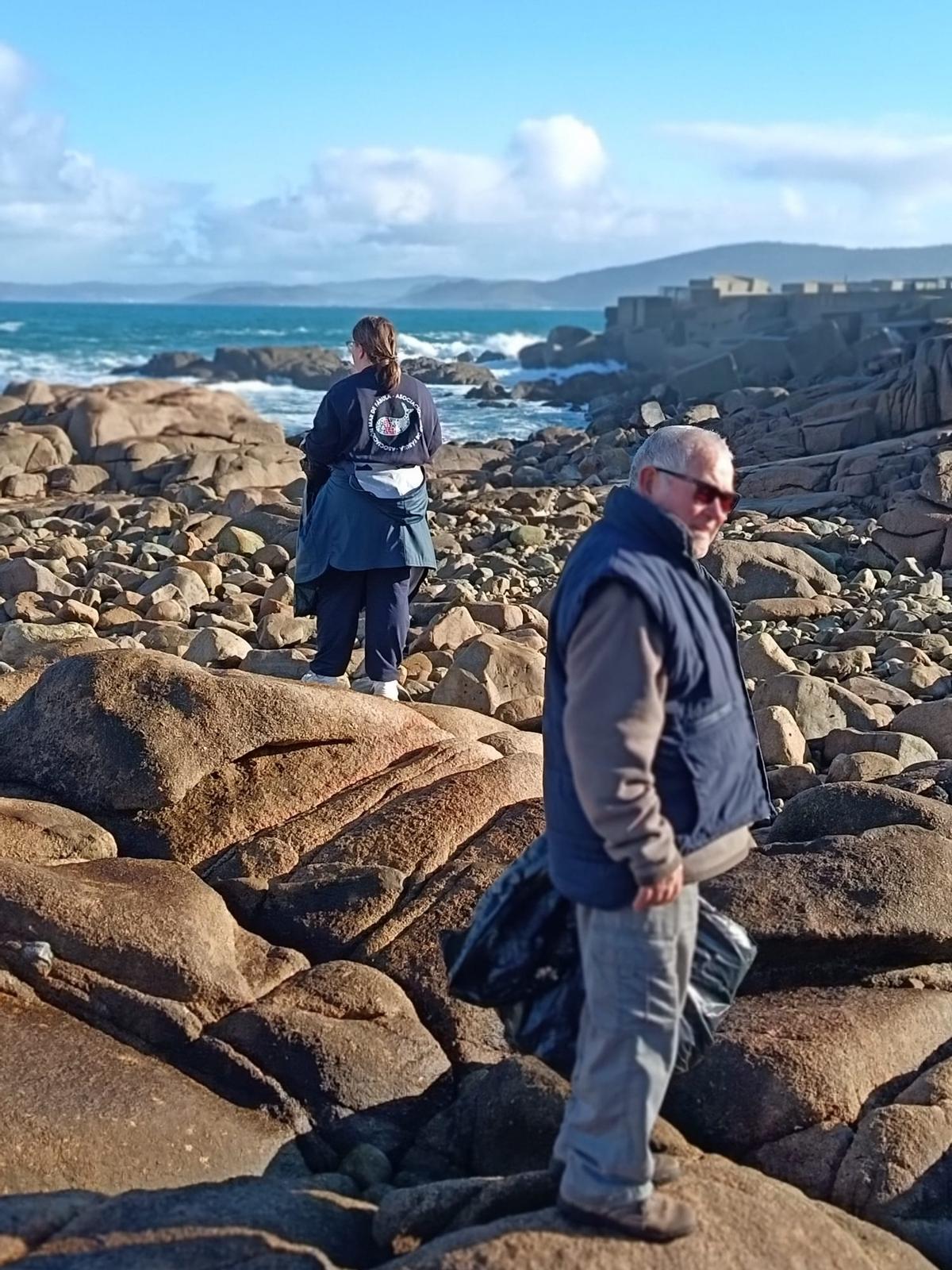Voluntarios y vecinos limpiaron el entorno de la casa de Man, en Camelle.