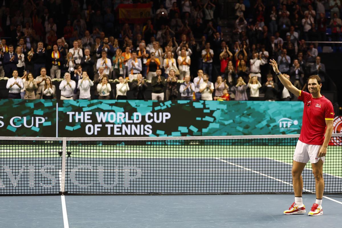 El tenista Rafa Nadal saluda a la afición durante el homenaje que recibe tras el partido de dobles que jugaron los tenistas de España Carlos Alcaraz y Marcel Granollers con la pareja de Países Bajos Wesley Koolhof y Botic Van de Zandschulp, correspondiente a los cuartos de final de la Copa Davis que se disputó hoy martes en el pabellón Martín Carpena de Málaga.