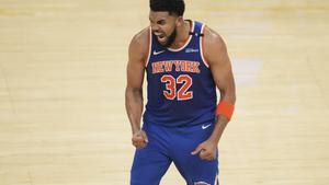 New York Knicks center Karl-Anthony Towns (32) reacts after scoring against the Indiana Pacers during the second half of Game 3 of the Eastern Conference finals of the NBA basketball playoffs Sunday, May 25, 2025, in Indianapolis. (AP Photo/Jeff Roberson) Associated Press/LaPresse. EDITORIAL USE ONLY/ONLY ITALY AND SPAIN