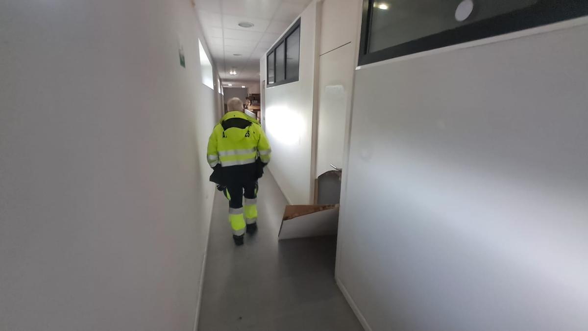 Una de las puertas destrozadas por los ladrones.