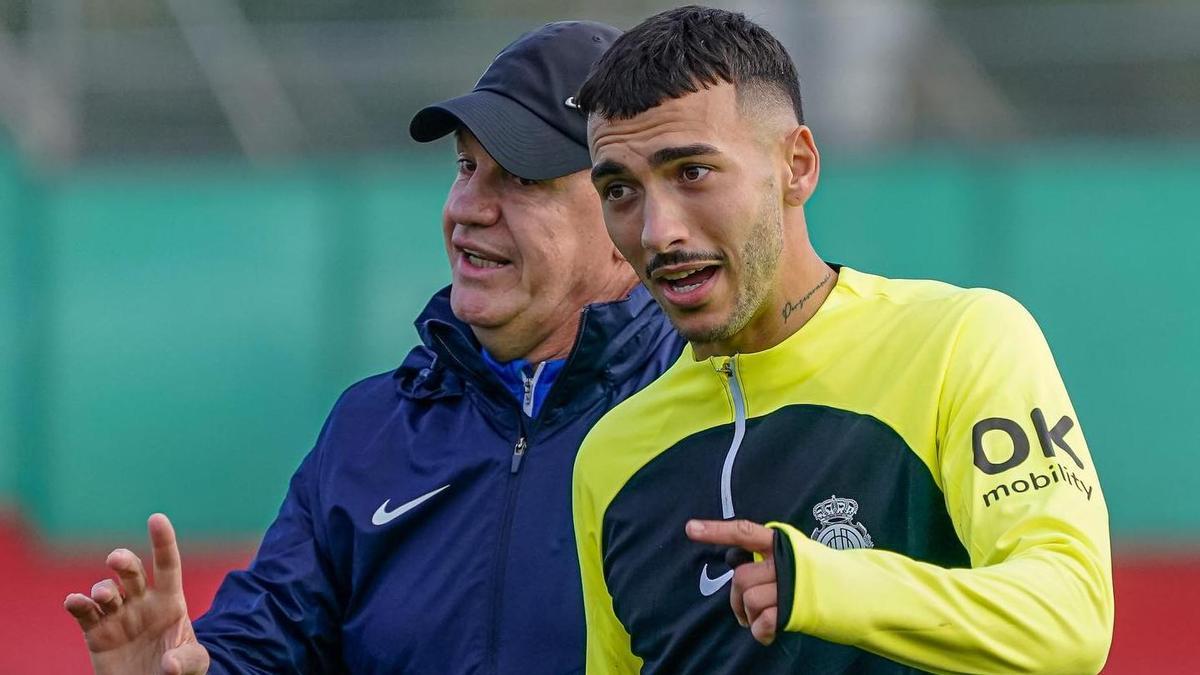 Aguirre bromea con Antonio Sánchez, durante un entrenamiento en Son Bibiloni.