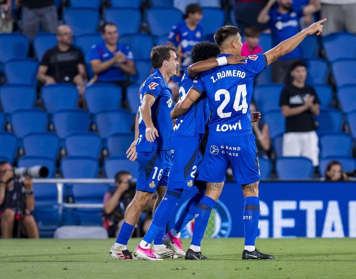 Francho junto a Mojica y Zaid celebra el 3-1 del Getafe.