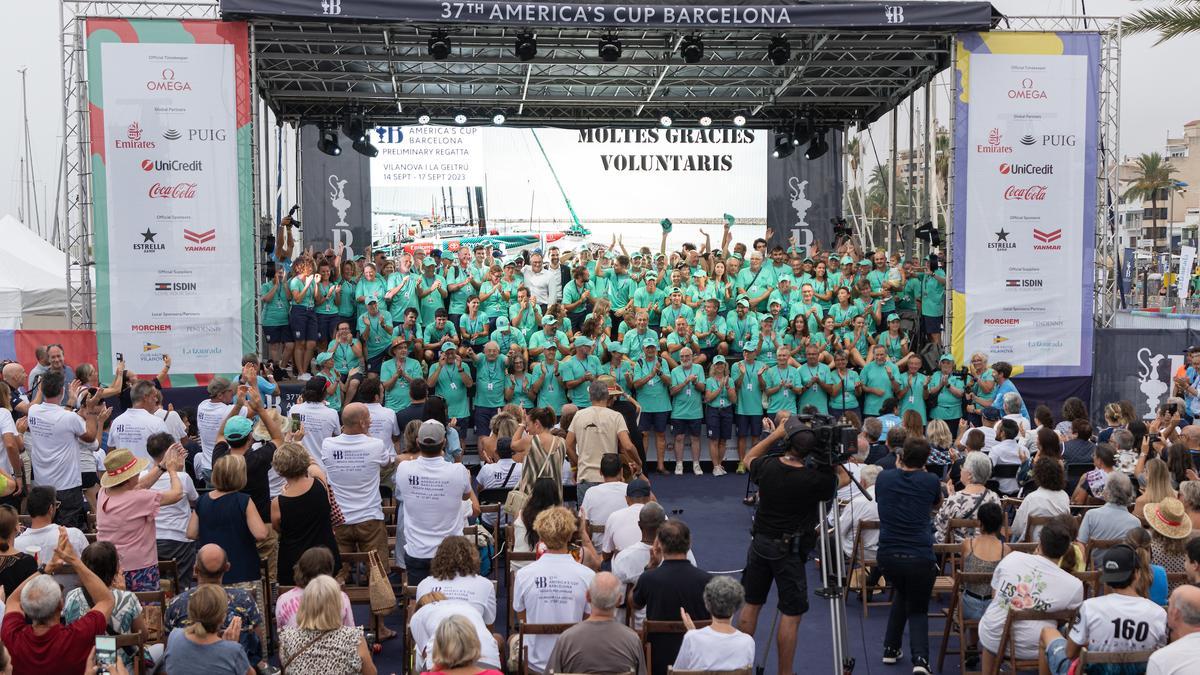 Foto de familia de las personas voluntarias en las regatas preliminares de la Copa América de vela de Vilanova i la Geltrú, en septiembre.