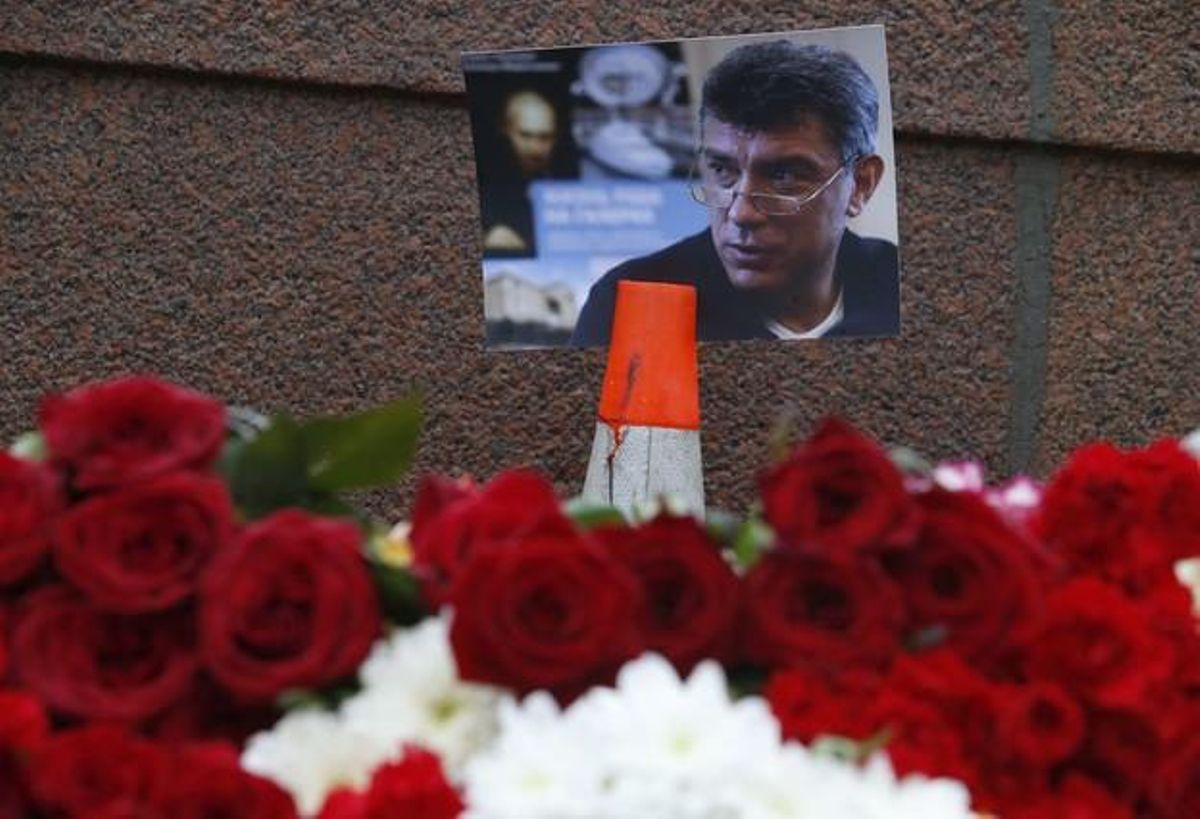 Flors en memòria de Nemtsov al lloc va ser assassinat, a Moscou.