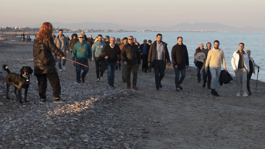 Alcaldes y vecinos caminan en protesta por el estado de las playas de Sagunt y Canet