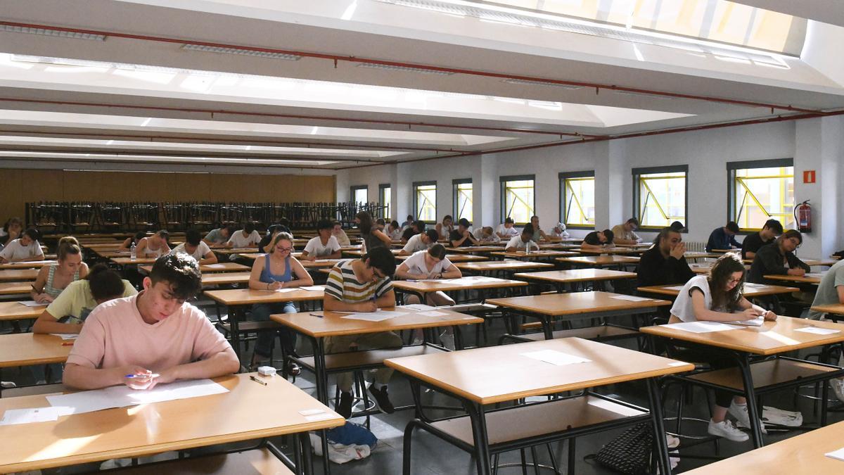 Estudiantes realizan las pruebas de acceso a la Universidad.