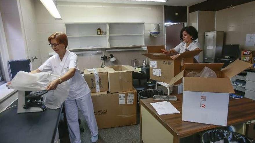 Trabajadoras de las especialidades de laboratorio del Xeral, ayer, embalaban equipos.  Adrián Irago