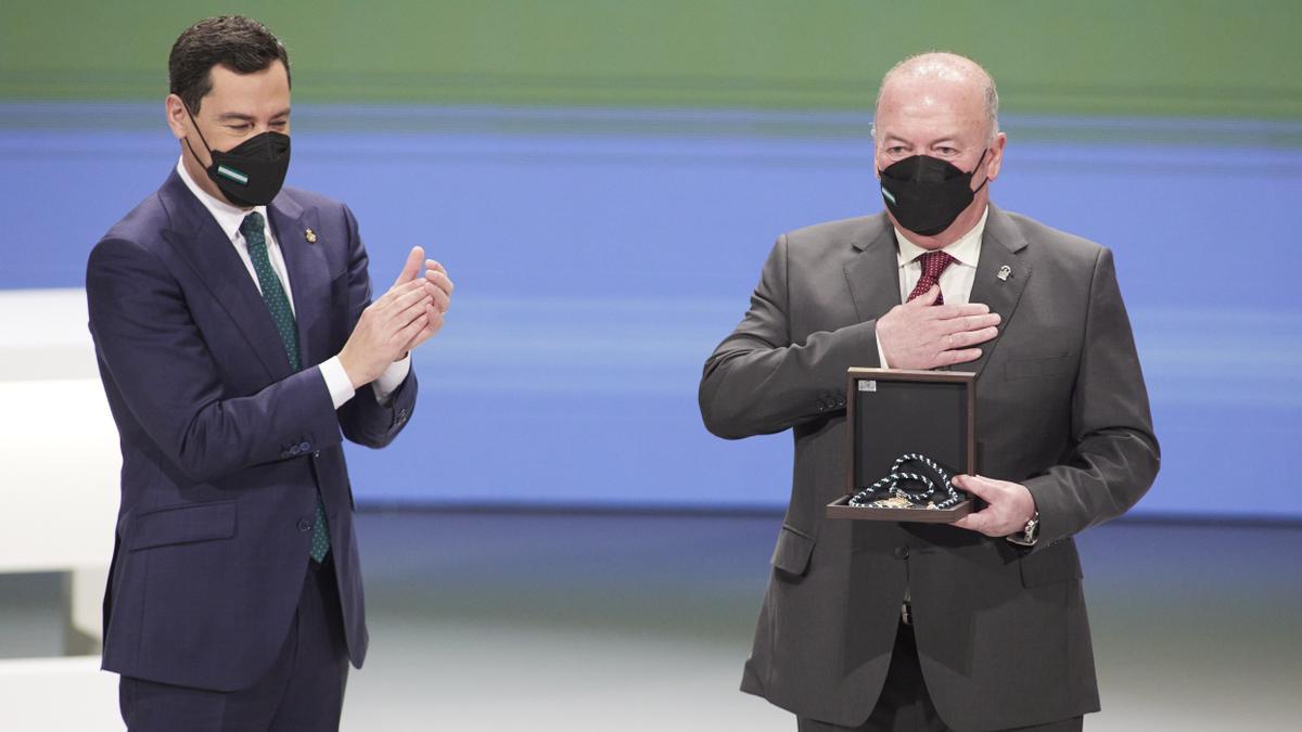 El presidente de la Junta, Juanma Moreno, entrega el premio Manuel Clavero, a la Fundación Blas Infante.