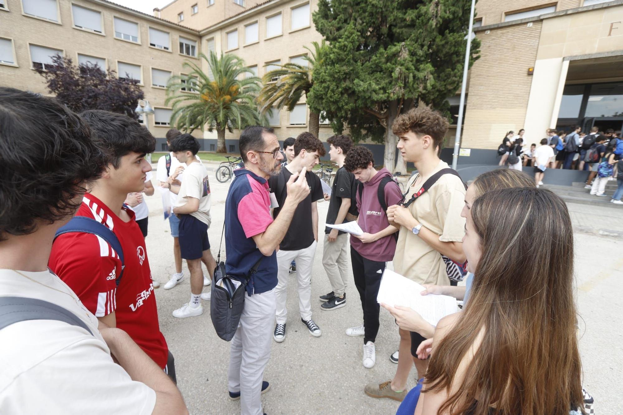 Miles de aragoneses se examinan desde este martes en la Evau