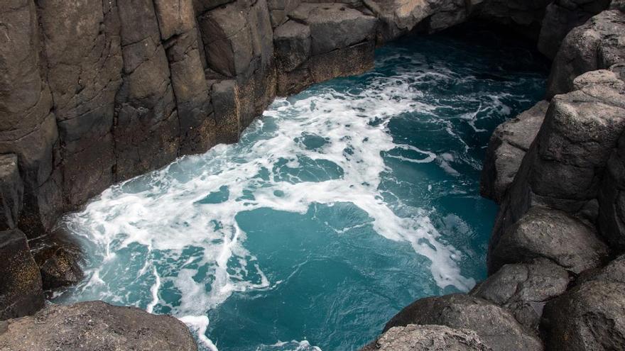 Un hombre, en estado grave tras sufrir un accidente en un charco de Tenerife no autorizado al baño