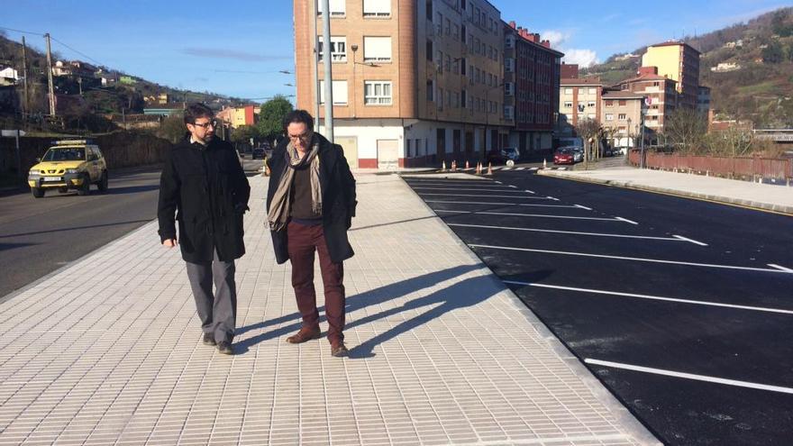 El alcalde, Enrique Fernández, junto al arquitecto municipal, Bienvenido Turrado (a la derecha) en la zona urbanizada.