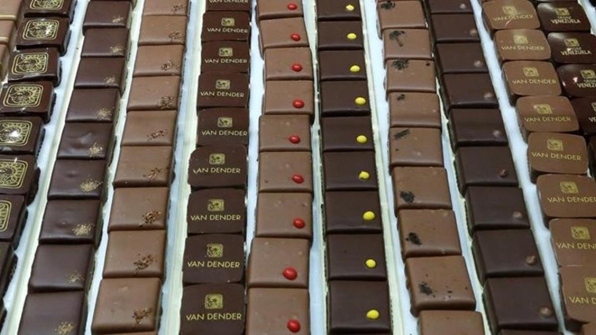 esala37225558 chocolates are displayed at the  le salon du chocolat   choc170217163256