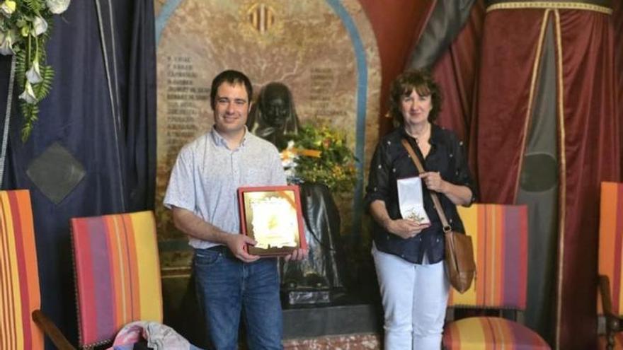La figuerenca Rosa Canadell rep la Flor Natural dels Jocs Florals del Rosselló