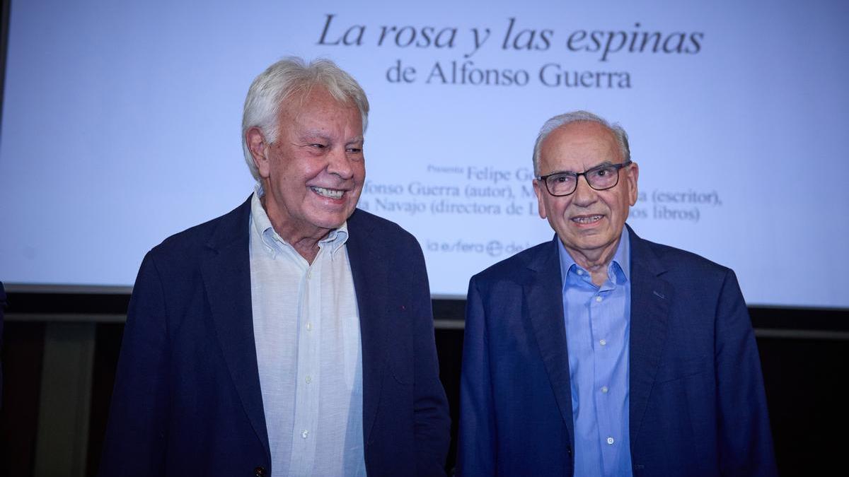 Felipe González y Alfonso Guerra, el pasado miércoles en Madrid,  en la presentación del libro ‘La rosa y las espinas’.