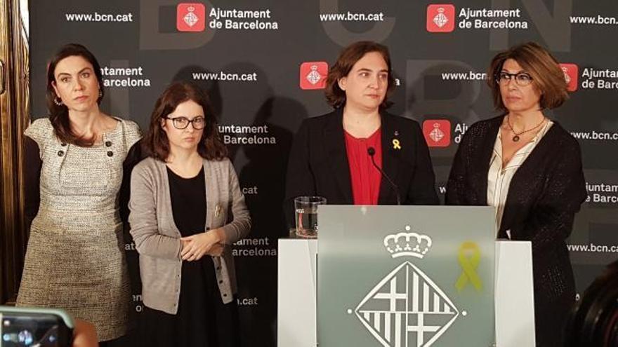 Ada Colau recibe en el Ayuntamiento a los familiares de Forn, Junqueras, Cuixart y Sánchez
