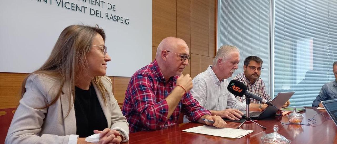 La portavoz del PSOE, el alcalde, el edil de Hacienda de EU y el portavoz de Podemos, en la presentación de las cuentas